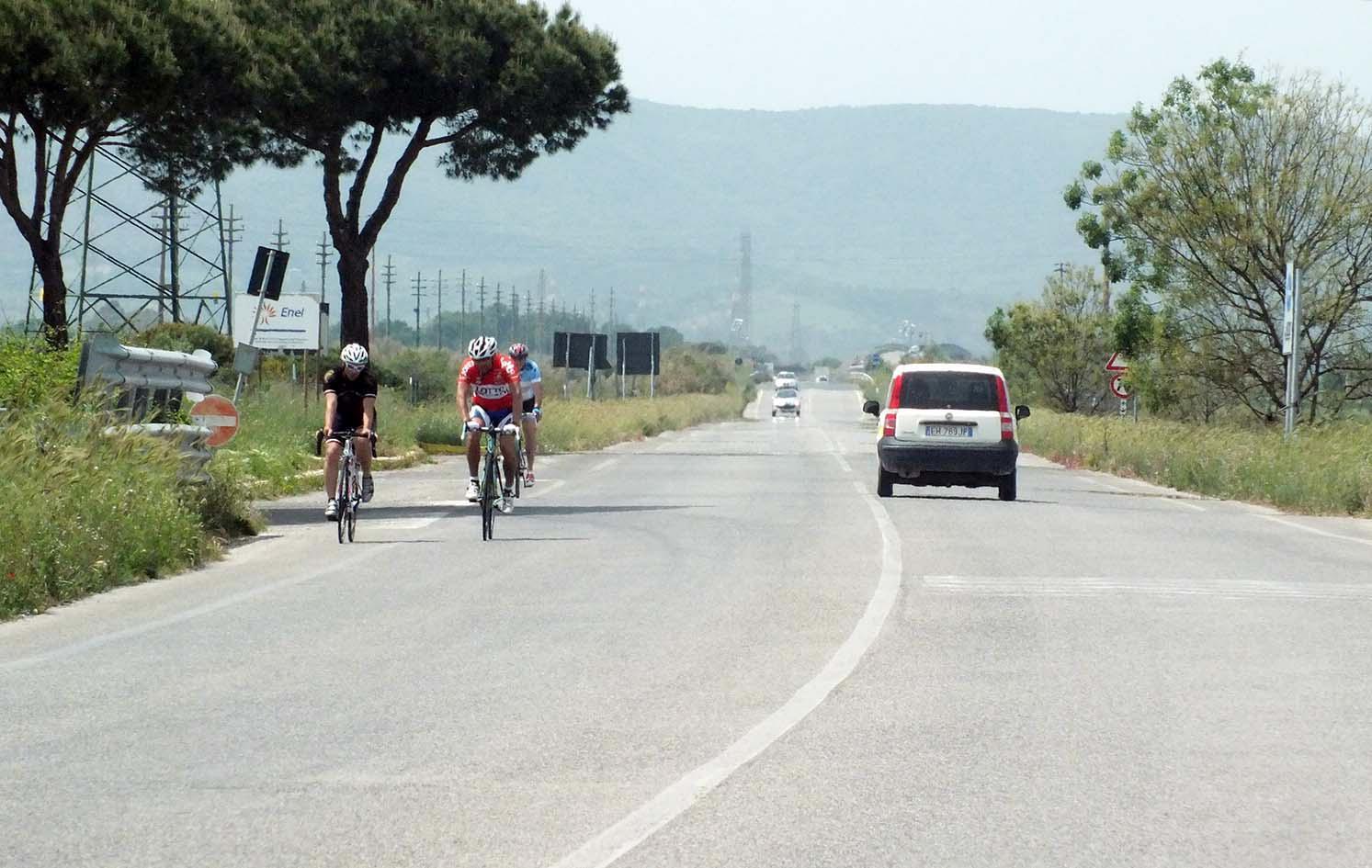 Ciclisti sulla strada della Geodetica (foto Paolo Barlettani)