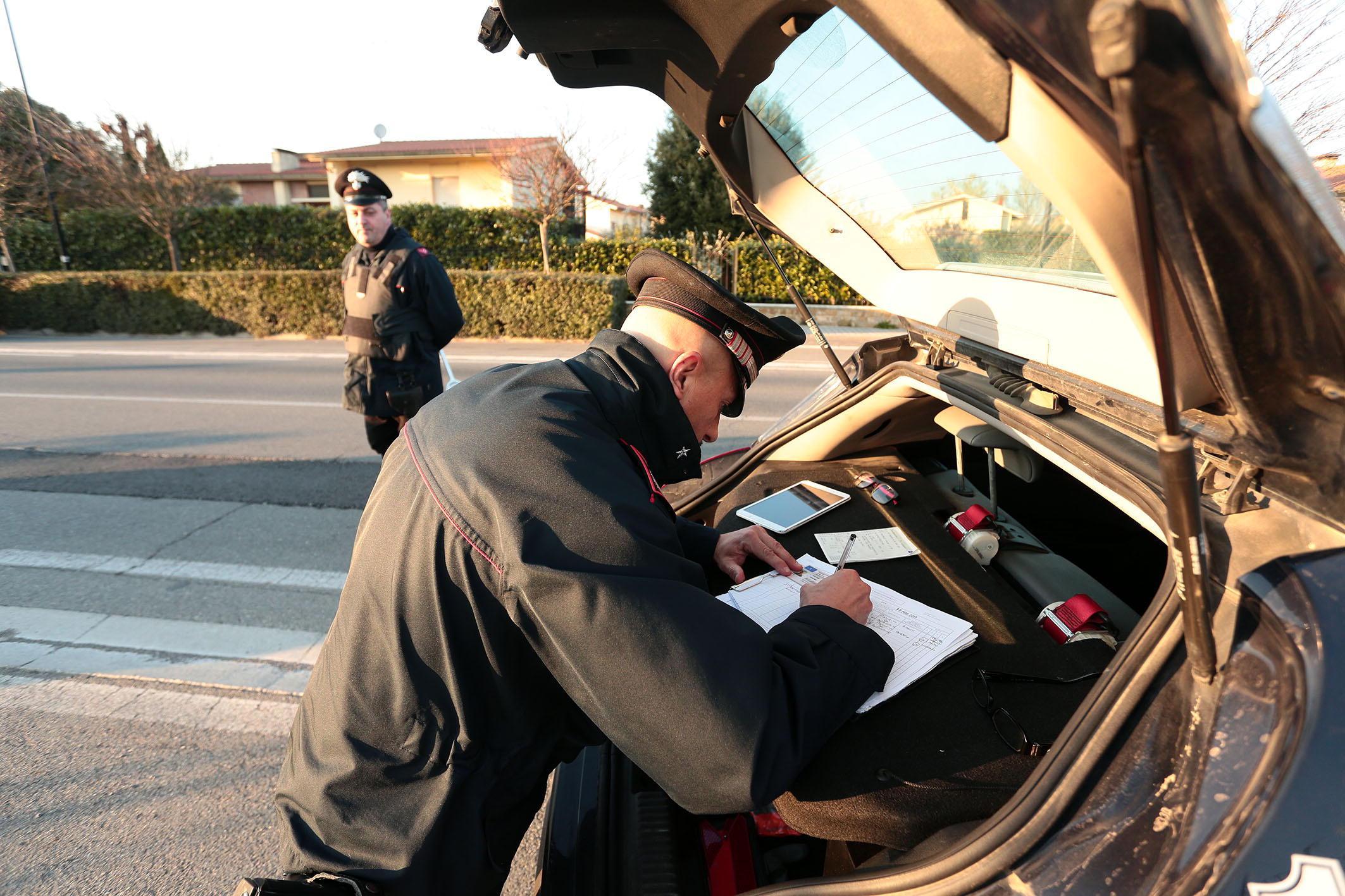 Una pattuglia dei carabinieri (foto d'archivio)