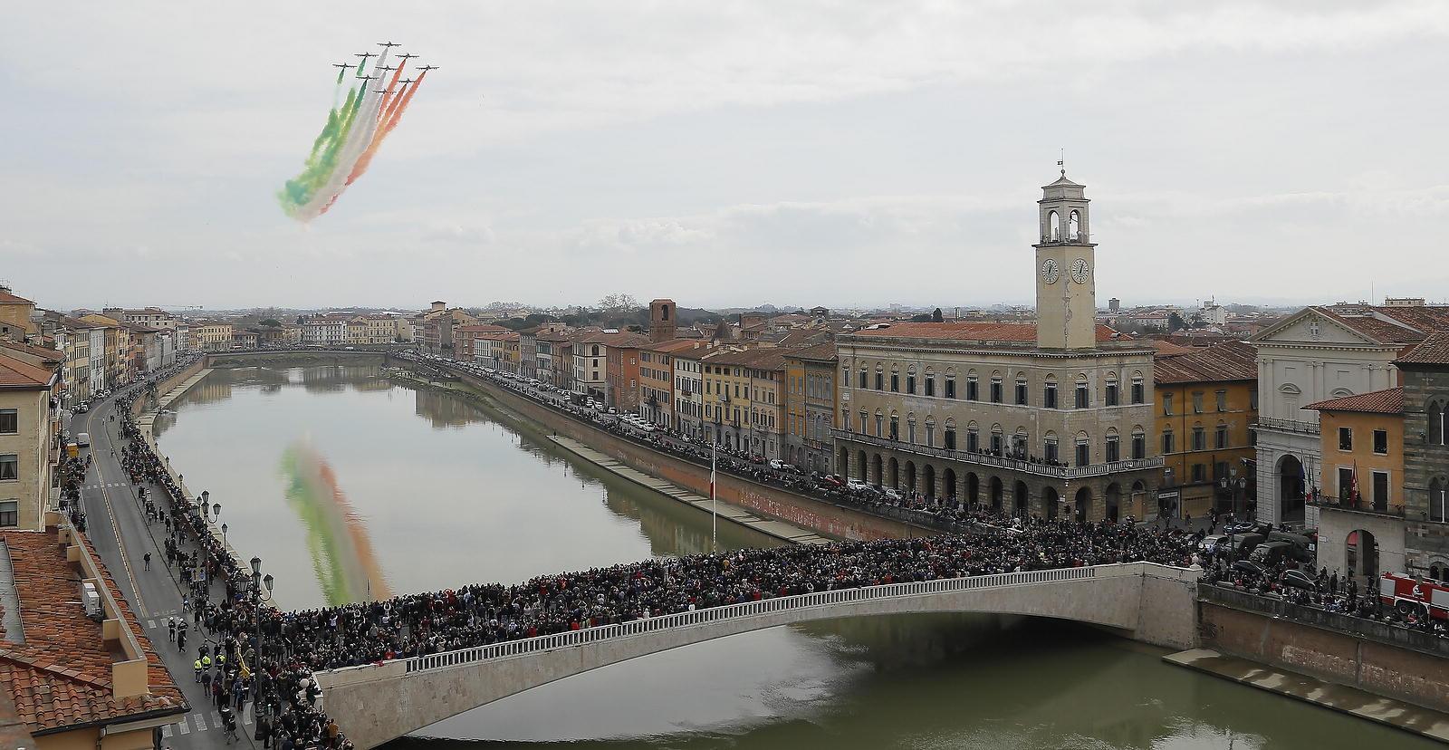Le Frecce Tricolori sui lungarni (foto Fabio Muzzi)
