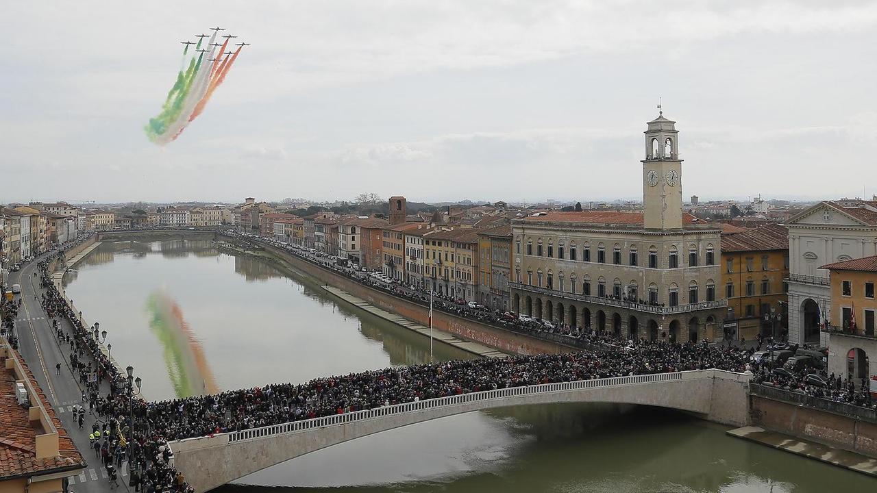 Le Frecce Tricolori sui lungarni (foto Fabio Muzzi)