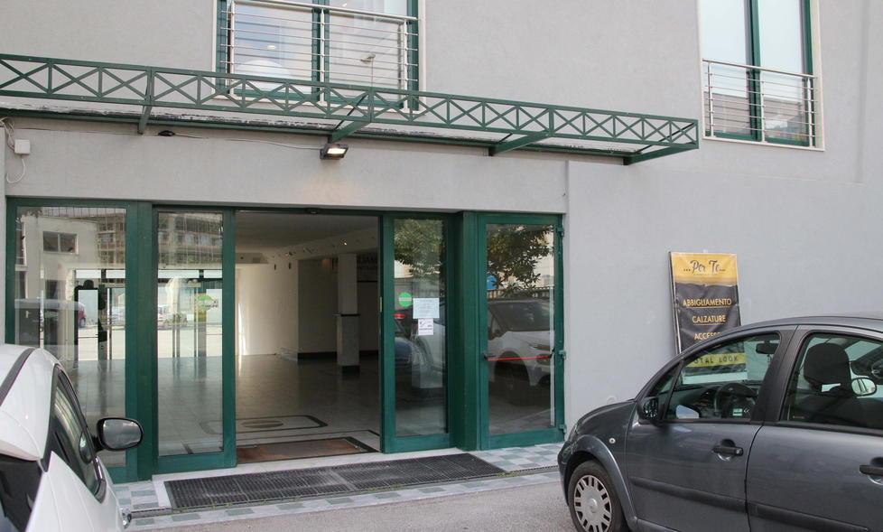 Ruba vestiti e poi spintona la commessa
