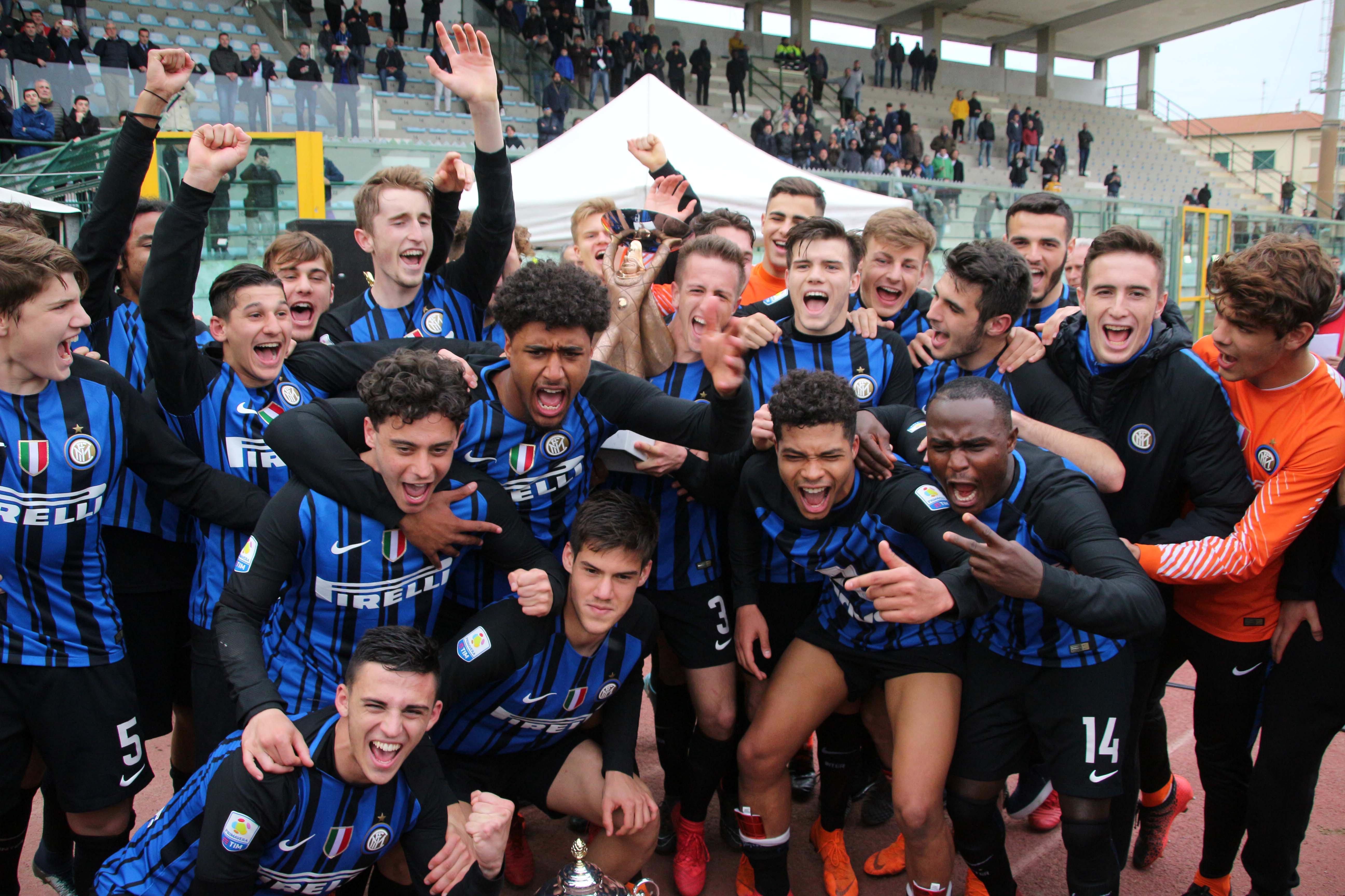 La gioia dei giocatori dell'Inter dopo la vittoria della Viareggio Cup (foto Ciurca/Paglianti)
