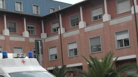 Ancora grave l’operaio colpito dal collega con una testata