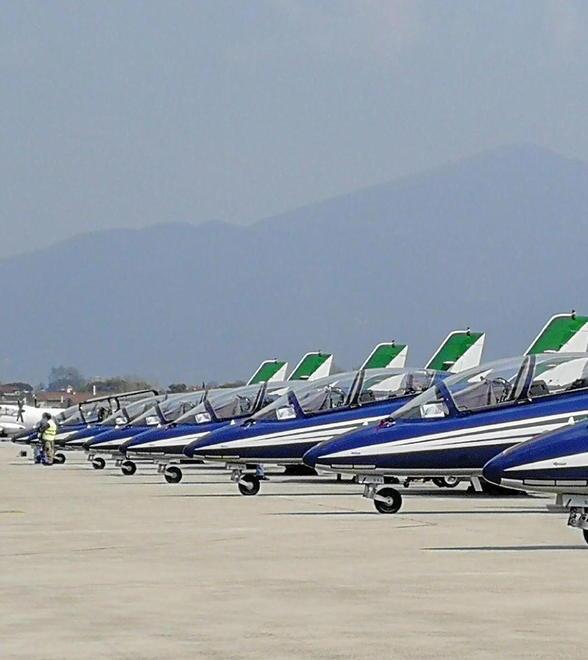 Applausi e striscioni per i piloti 