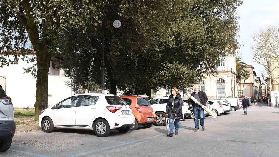 Spariscono gli stalli blu sulla salita