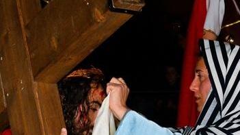 Via Crucis con cento figuranti