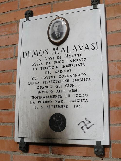 Imbrattata lapide dedicata a Malavasi