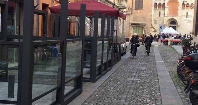 In via Selmi transito a rischio per i mezzi di soccorso