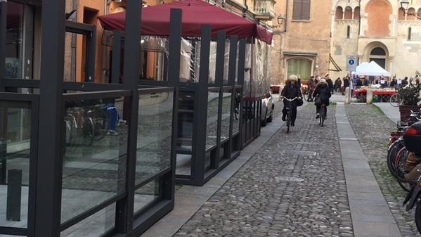 In via Selmi transito a rischio per i mezzi di soccorso
