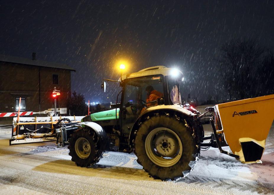 Trapano sulle gomme degli spazzaneve 
