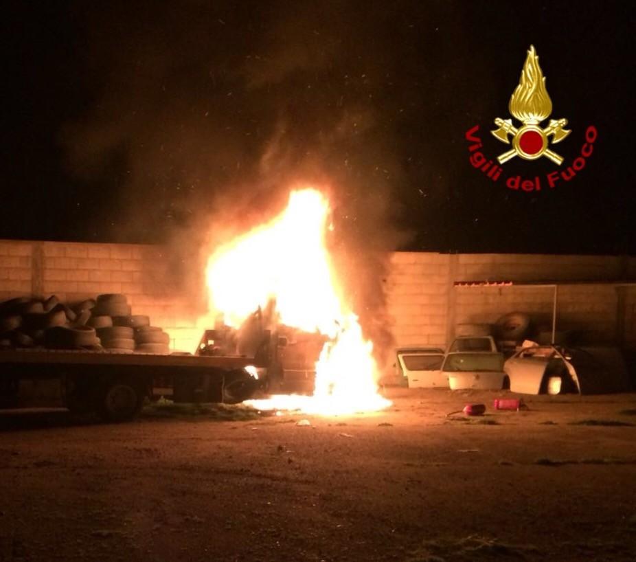 Incendio doloso a Samugheo: distrutto un carro attrezzi 