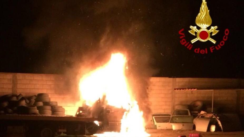 Incendio doloso a Samugheo: distrutto un carro attrezzi 
