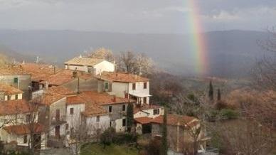 Salaiola incorniciata dall'arcobaleno