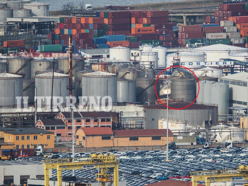 L'area dei depositi costieri Neri e il serbatoio killer (Foto Massimo Sestini)