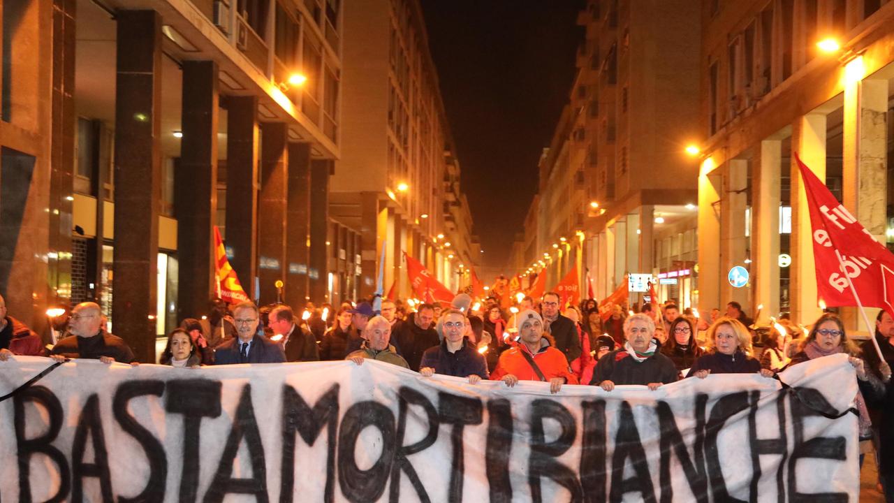 Morti in porto, migliaia di persone alla fiaccolata - Video