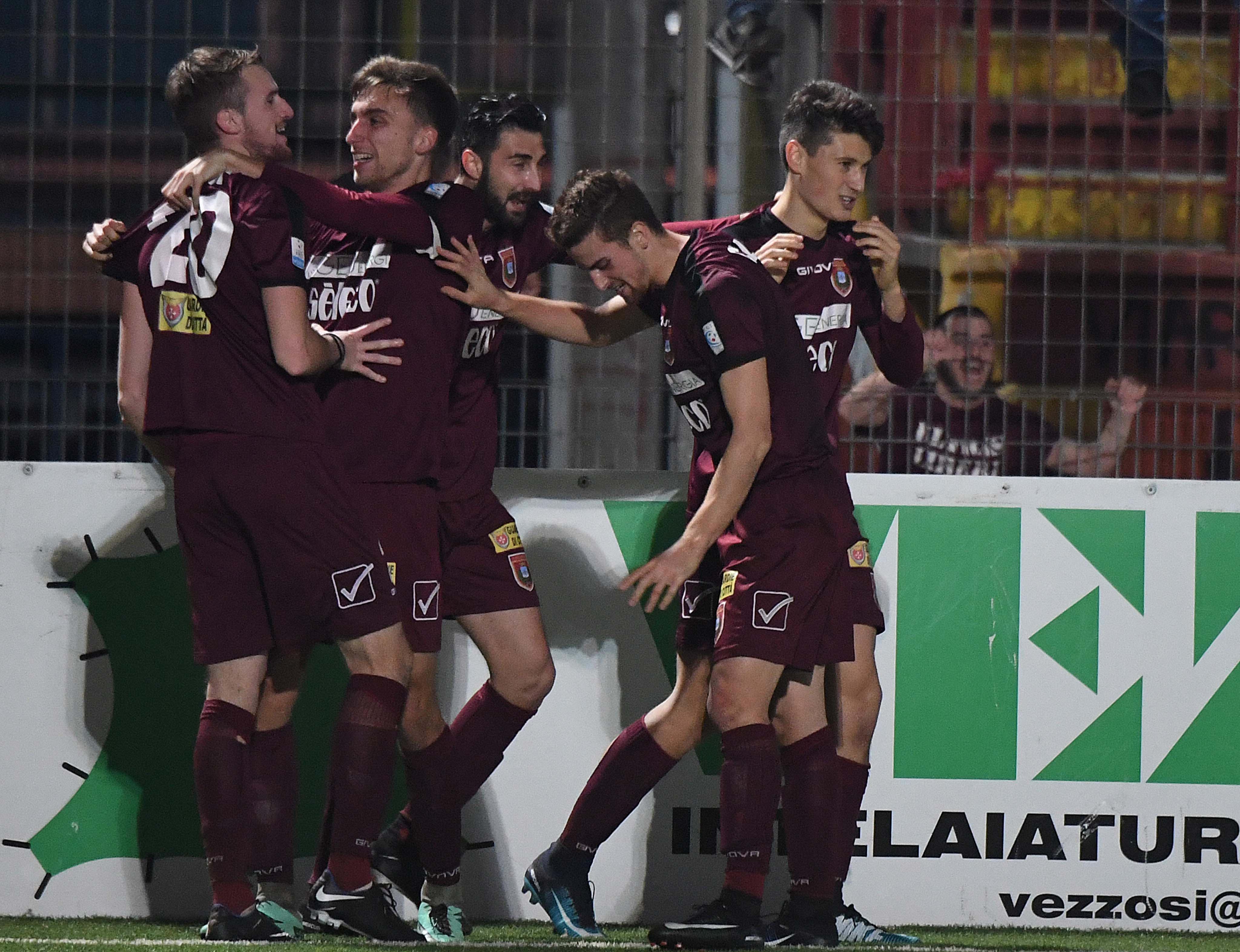 L'esultanza dei giocatori del Pontedera dopo il gol di Frare nel finale di gara col Siena (Foto Franco Silvi)