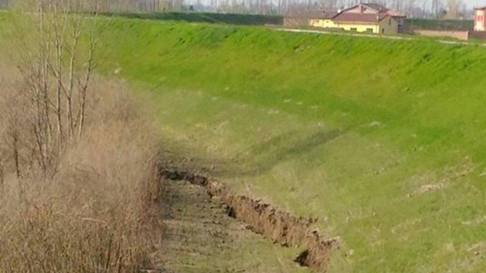 Cede l’argine nella golena del Secchia