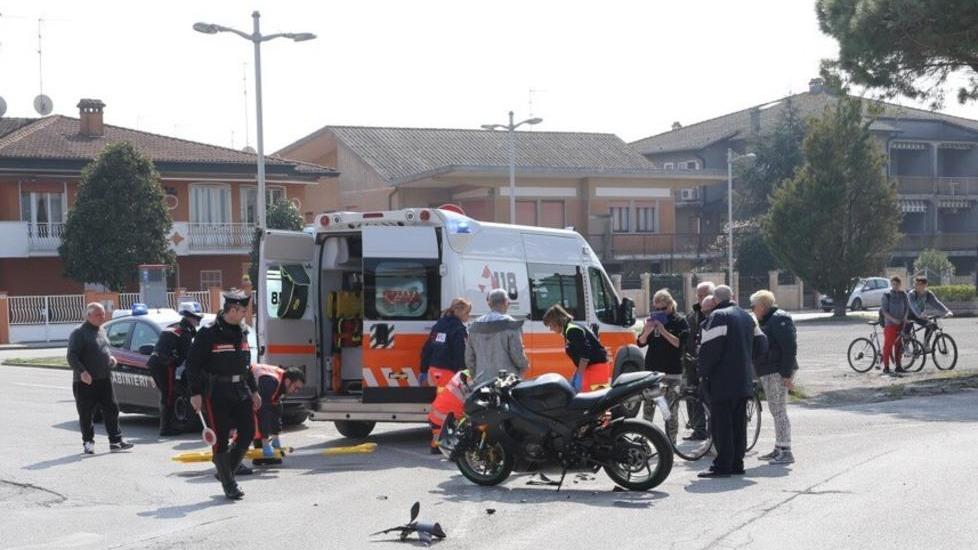 Scontro auto-moto, giovane in ospedale