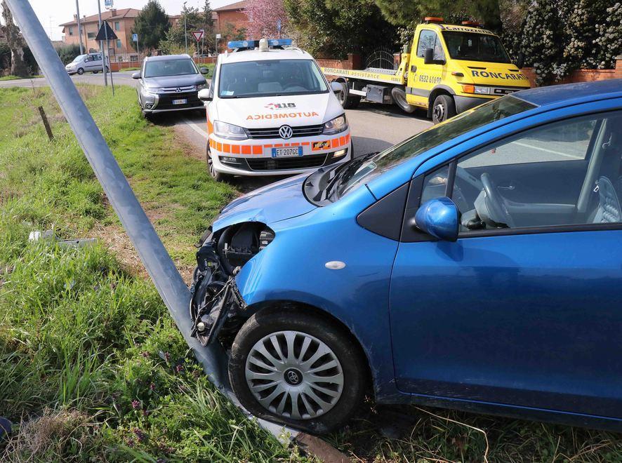 Auto contro il palo della luce 