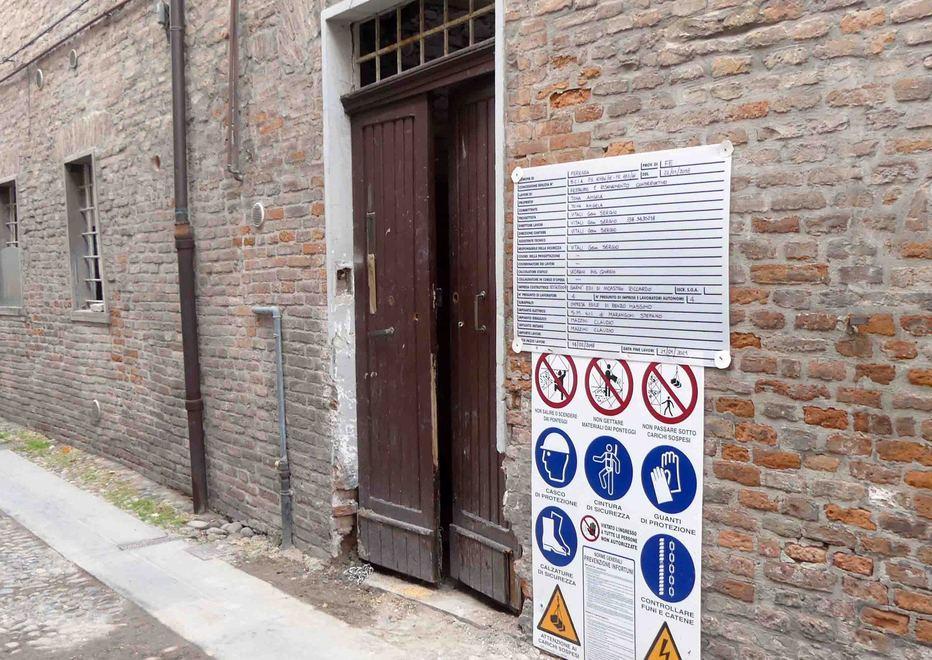 Rubati laser, martello pneumatico e materiale edile