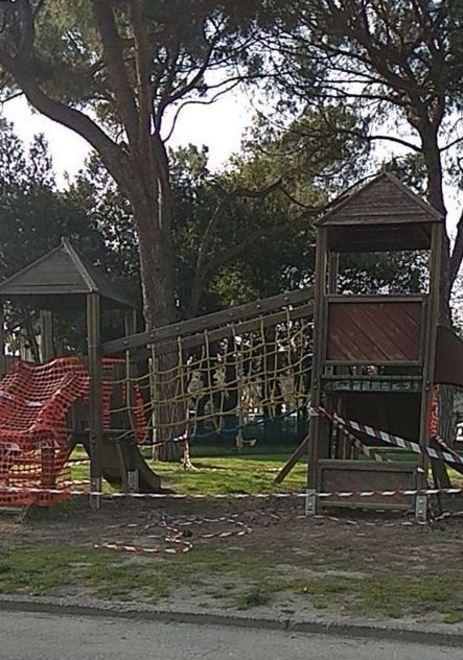 Parco Curiel fuori uso Altalene e giochi rotti proteste a Copparo 