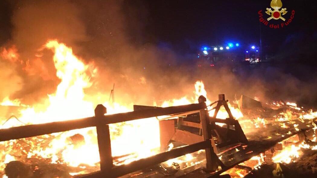 Tirrenia, brucia un bar sulla spiaggia libera - Video