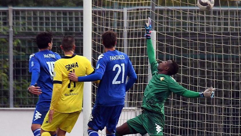 Un'azione di gioco nel match d'andata fra Prato ed Arzachena (Foto Silvi)