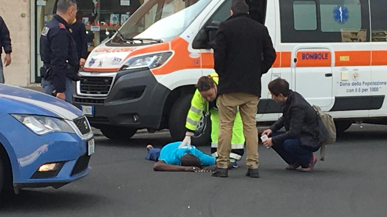 Si accascia e sviene per strada
