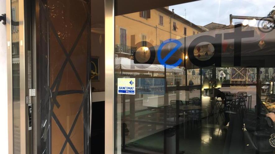 Furto con spaccata al bar Beat Caccia a una coppia di ladri