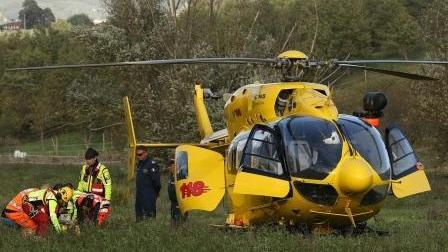 Si ribalta il trattore, muore schiacciato