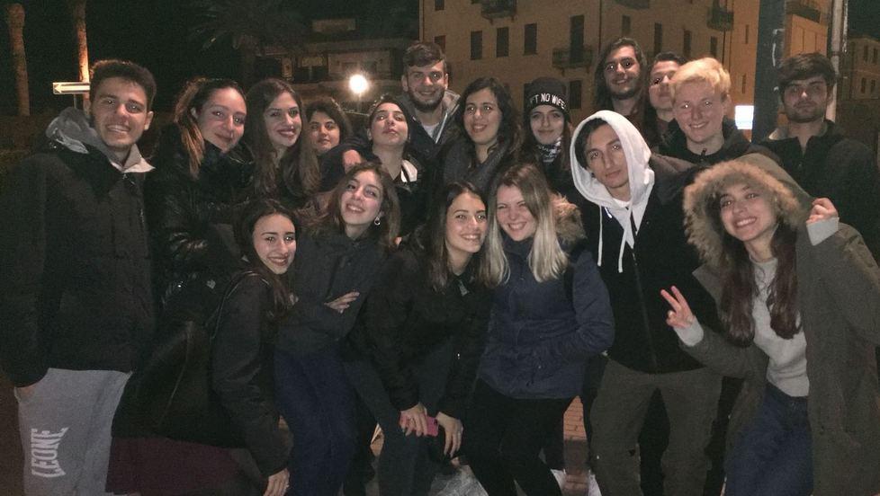 Diciannove studenti appiedati “soccorsi” da due autisti per caso 