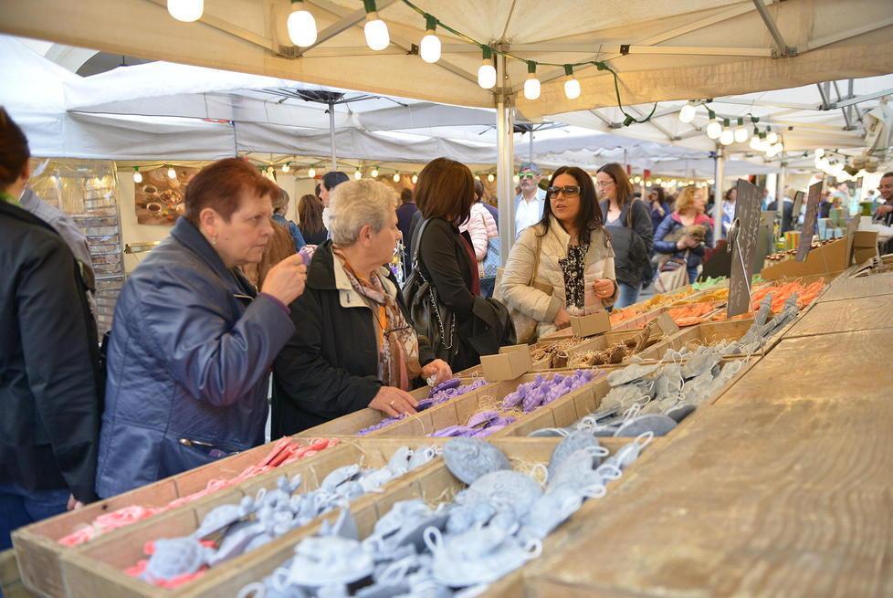Sapori di Francia in piazza Matteotti