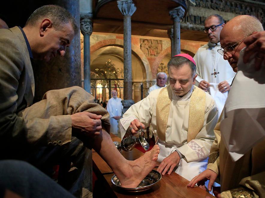 Riti pasquali in Duomo a Modena, vescovo dai detenuti 