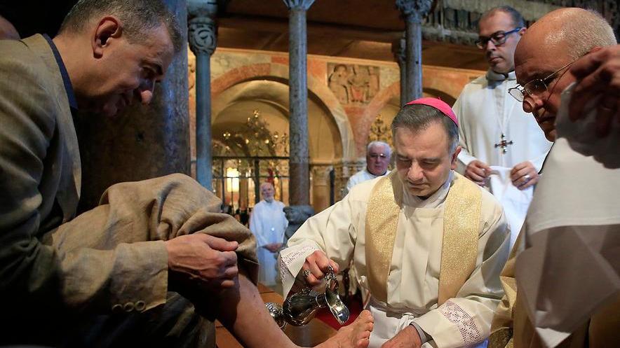 Riti pasquali in Duomo a Modena, vescovo dai detenuti