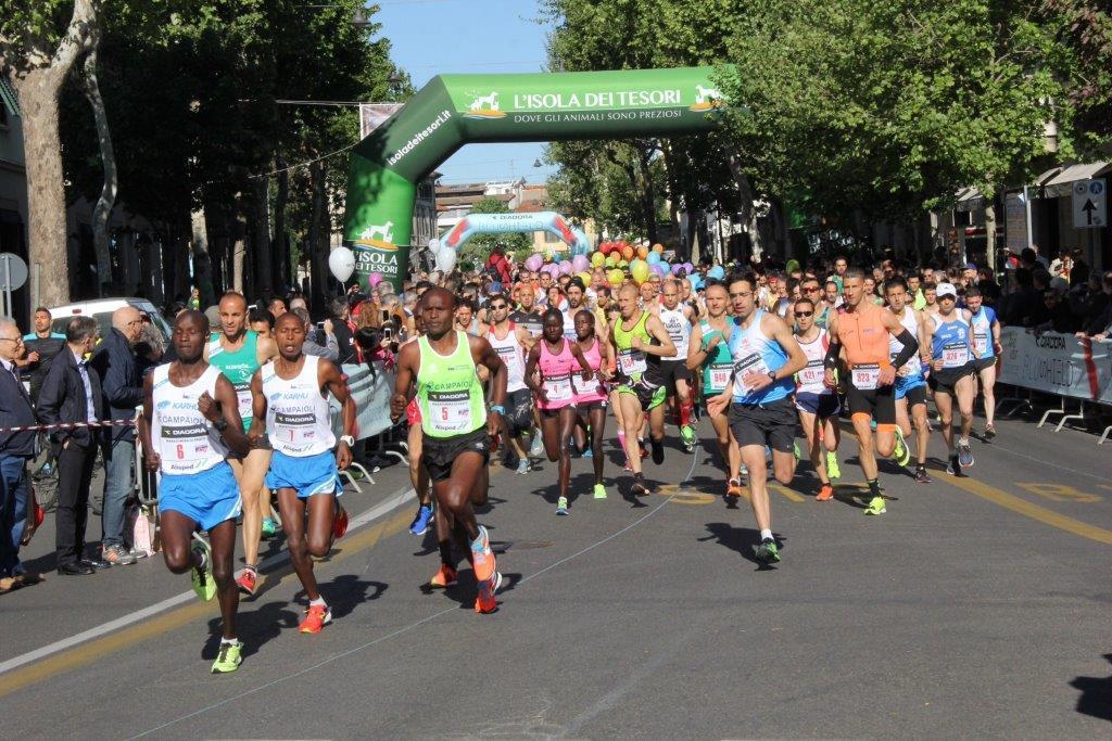 La corsa podistica "Maratonina di Prato" del 2017
