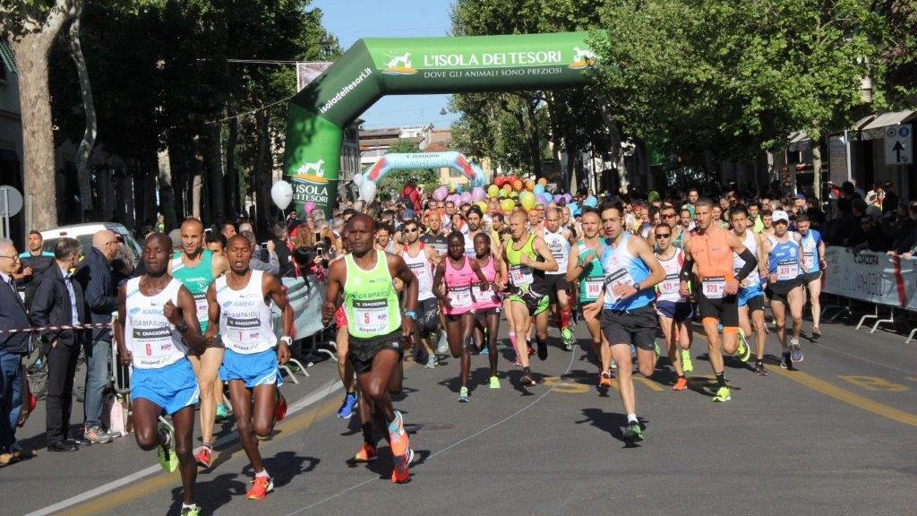La corsa podistica "Maratonina di Prato" del 2017