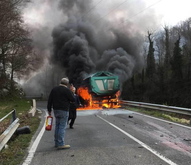 Il camion in fiamme (foto concessa dal sito www.okmugello.it)