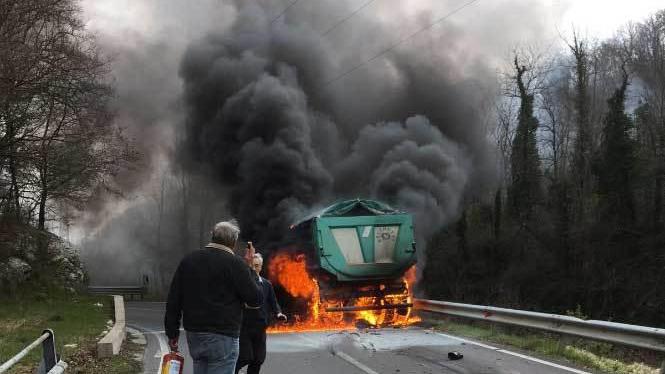 Il camion in fiamme (foto concessa dal sito www.okmugello.it)