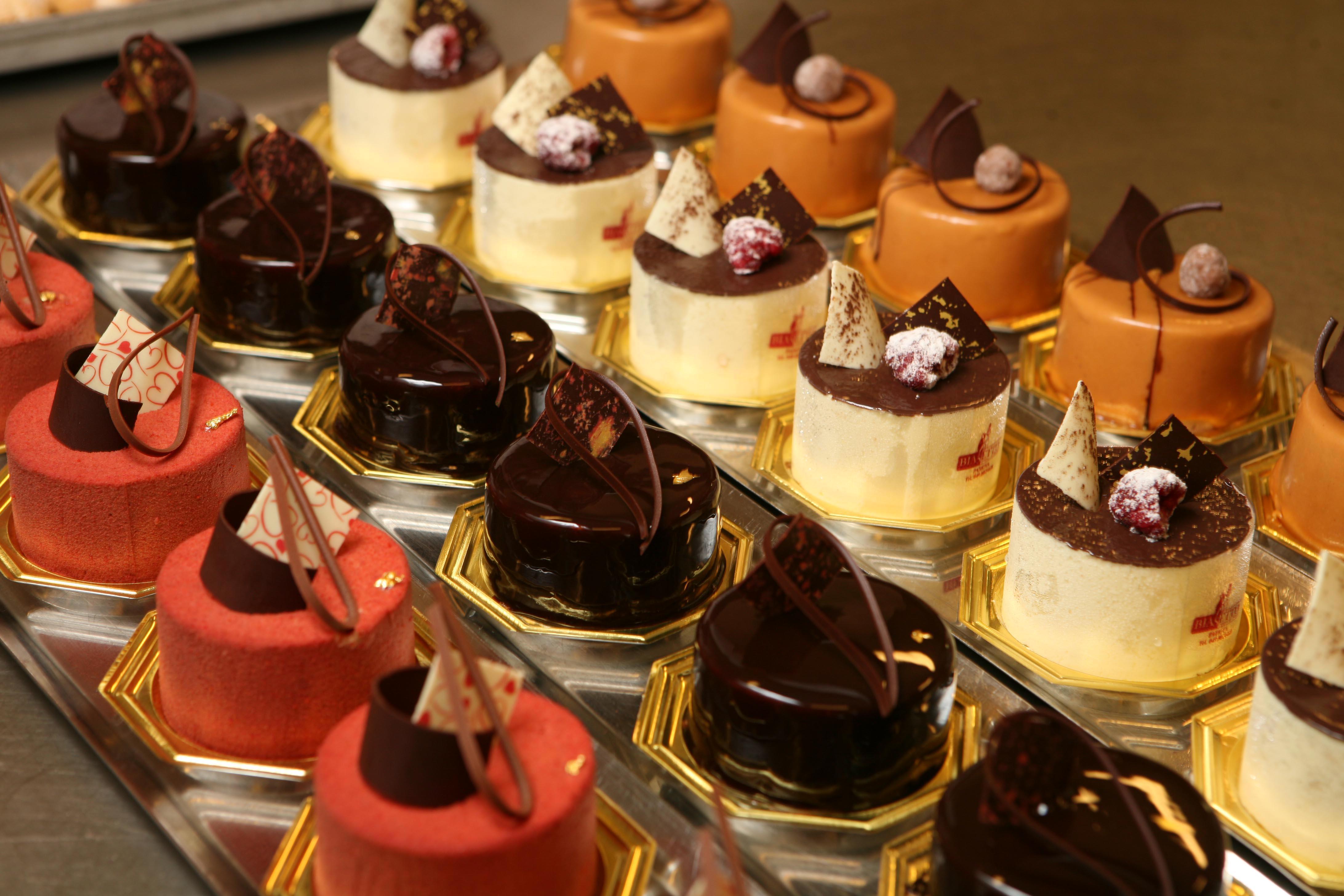 Prezzo delle paste maggiorato dal peso del vassoio: multe in pasticceria