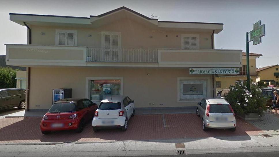 La farmacia rapinata dai due banditi armati