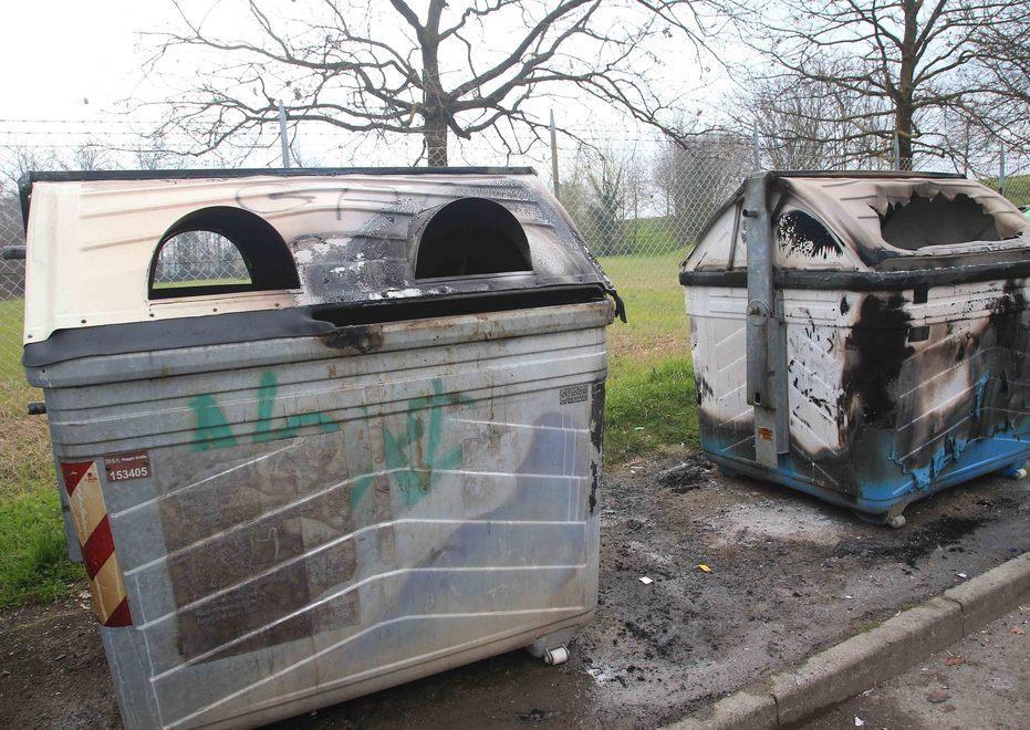 Piromane in azione, bruciati sette cassonetti in zona Orologio 