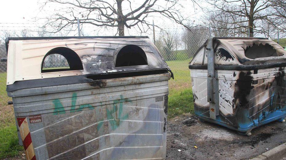 Piromane in azione, bruciati sette cassonetti in zona Orologio