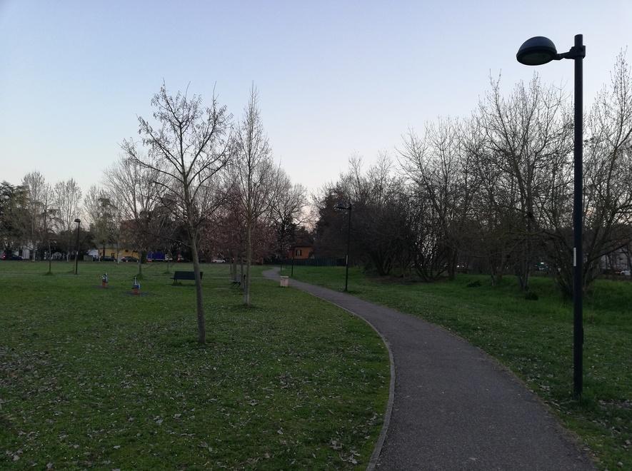 La protesta: «Il parco ex Dogana è lasciato al buio da oltre tre anni» 