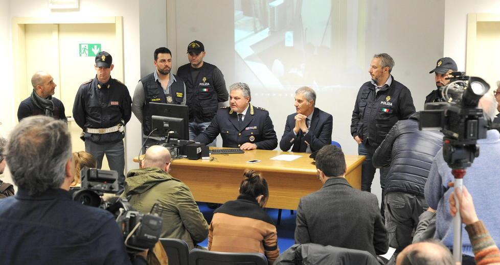 Il vicequestore Fusco e il questore La Porta in conferenza stampa