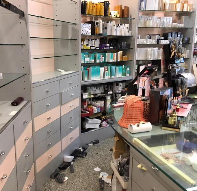 Svaligiati una profumeria e un negozio di abbigliamento