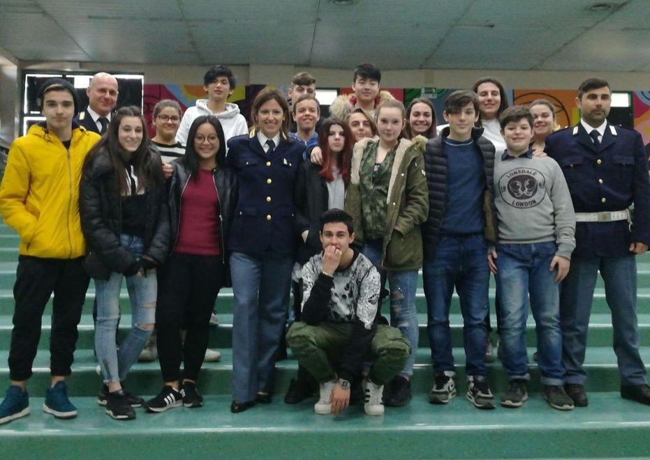 Poliziotti in cattedra contro i rischi nelle stazioni
