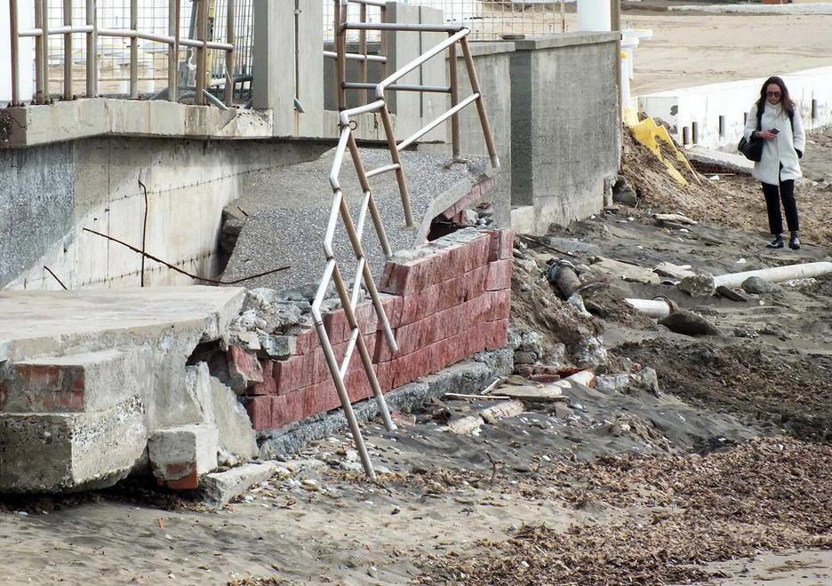 La spiaggia come un cantiere 