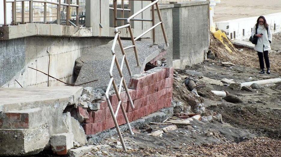 La spiaggia come un cantiere