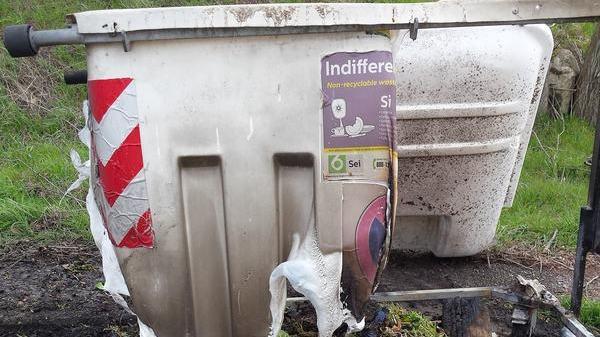 Danno fuoco a un cassonetto Ispettore ambientale in azione