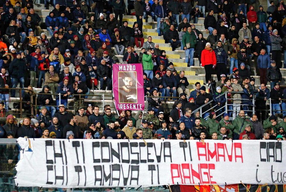 Il lutto del tifo: silenzio surreale per i primi 10 minuti della partita 